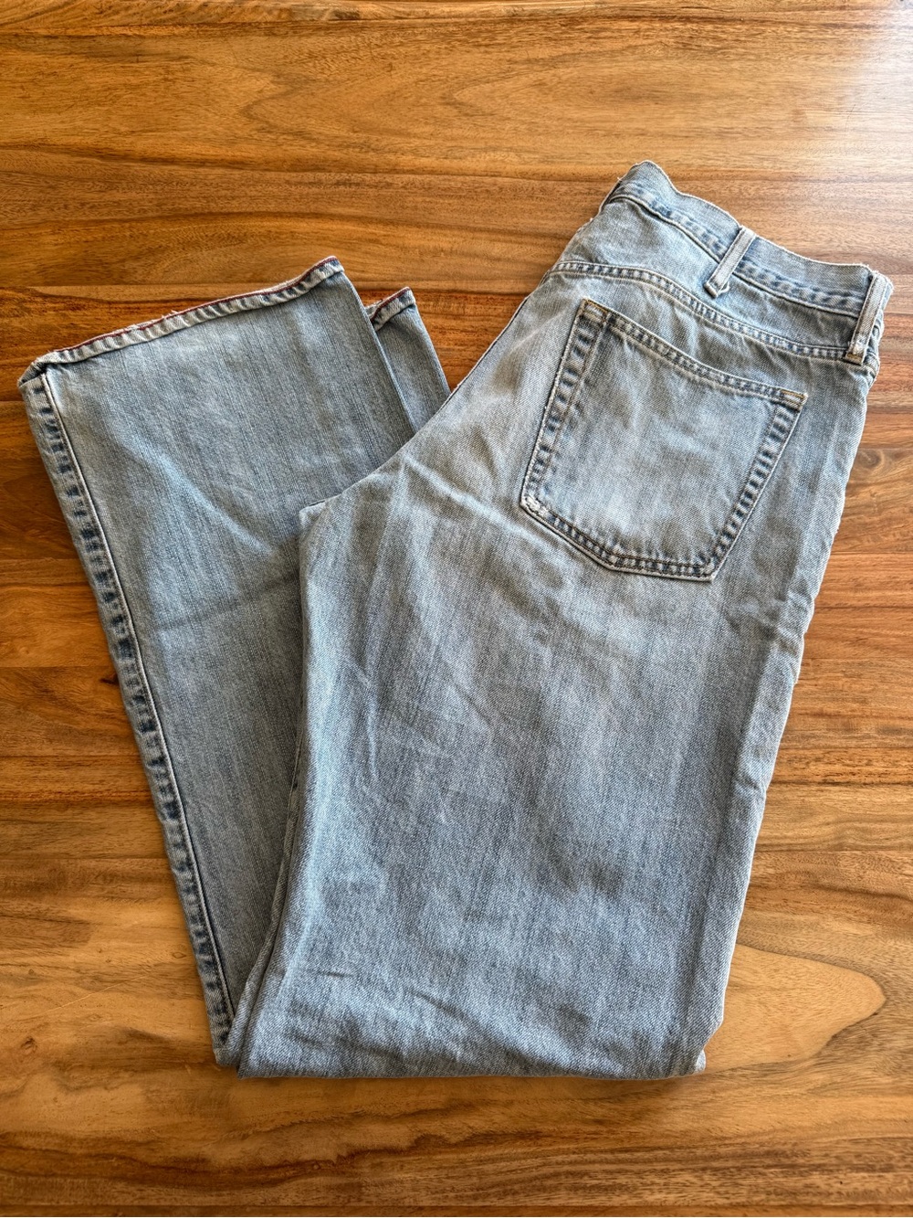 Old Navy Men's LOOSE fit Jeans in Light Blue Wash